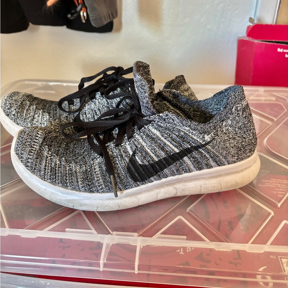 NIKE FREE RN FLYKNIT RUNNING SHOES SNEAKER WOMEN SIZE 8 Black and Gray